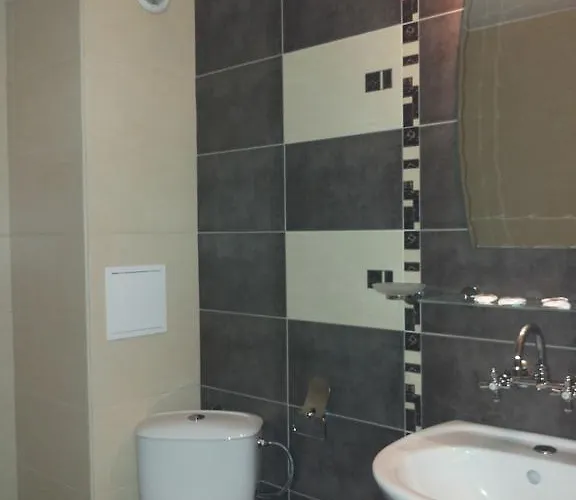 Ξενοδοχείο Family Golden Lion 2*