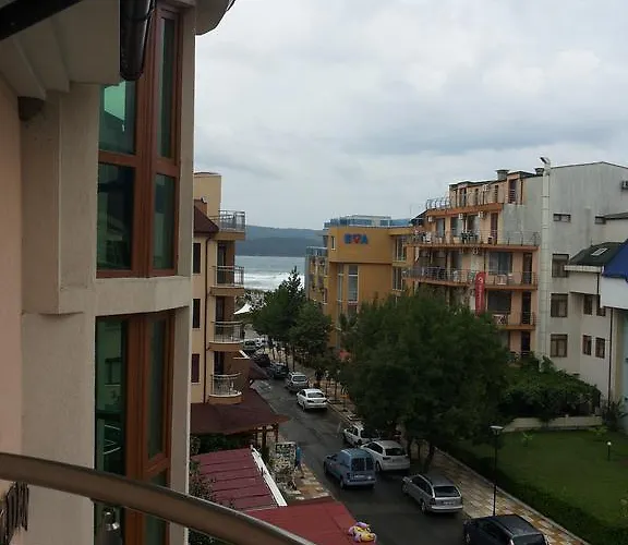 Family Golden Lion Πριμόρσκο